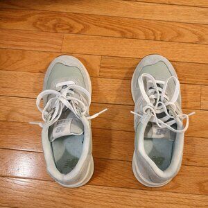 Women's Size 8 New Balance Classic